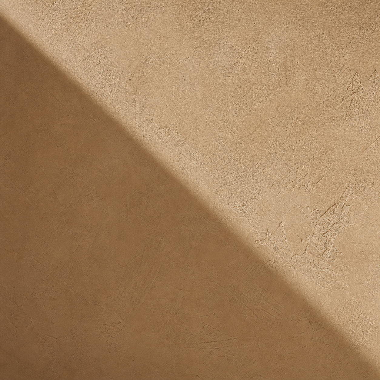 Warme beigefarbene Wand mit weichem Schattenverlauf